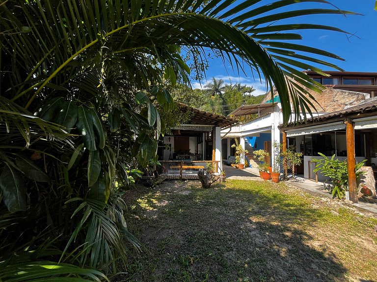 Suíte em Casa Pé no Rio e de Frente para o Mar