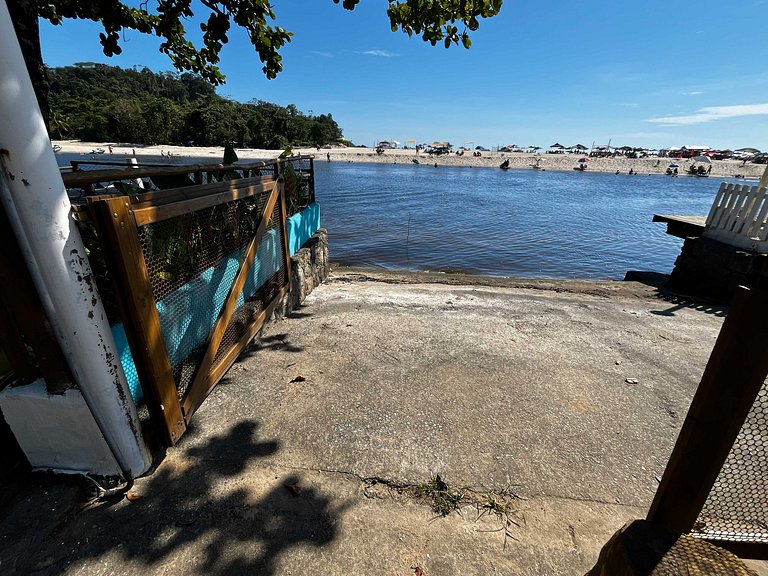 Suíte em Casa Pé no Rio e de Frente para o Mar