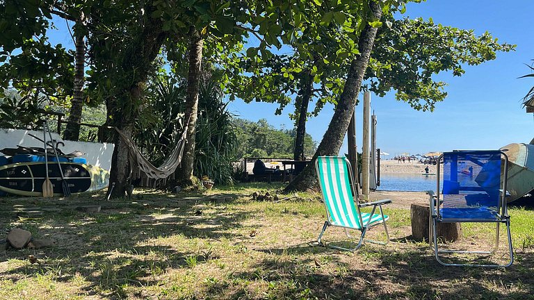 Linda casa rústica a beira do rio una com vista para o mar