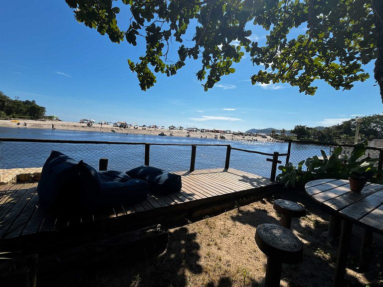 Linda casa rústica a beira do rio una com vista para o mar