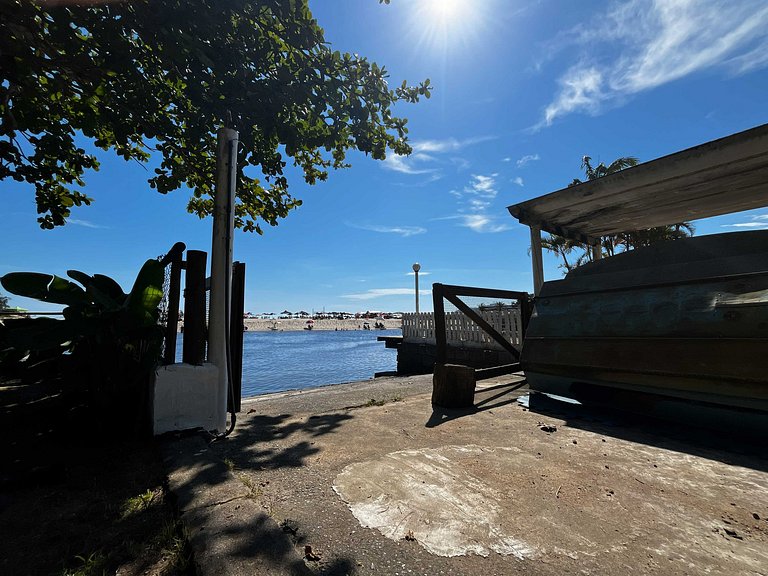 Linda casa rústica a beira do rio una com vista para o mar