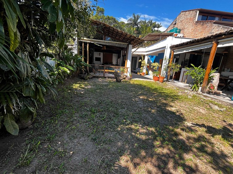 Linda casa rústica a beira do rio una com vista para o mar