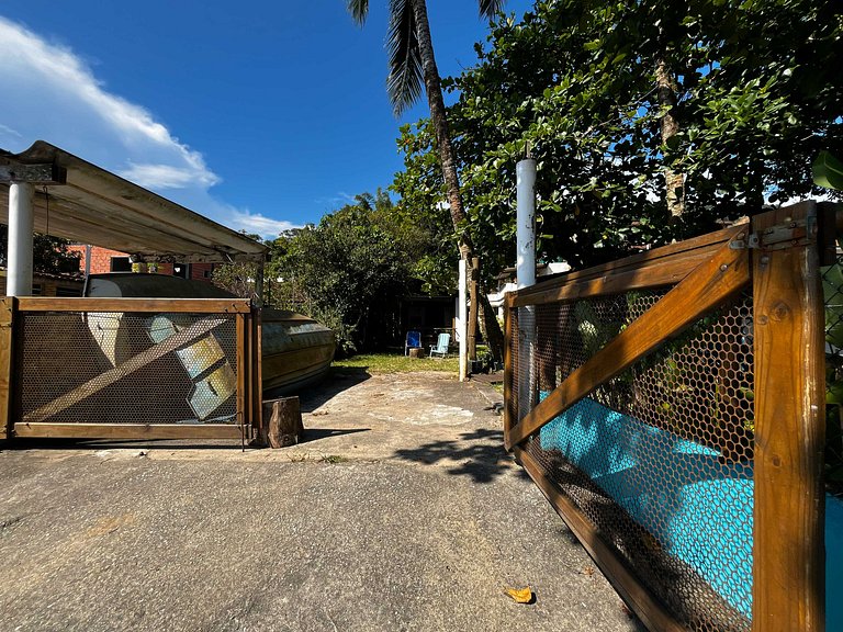 Casa de frente para a praia e com pé no rio Una