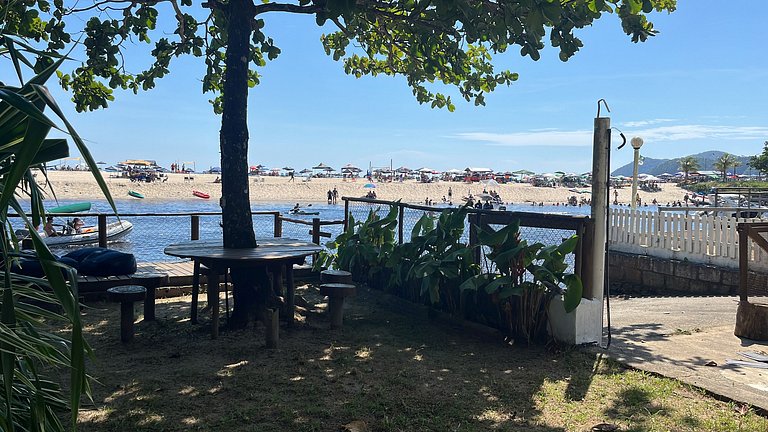 Linda casa rústica a beira do rio una com vista para o mar
