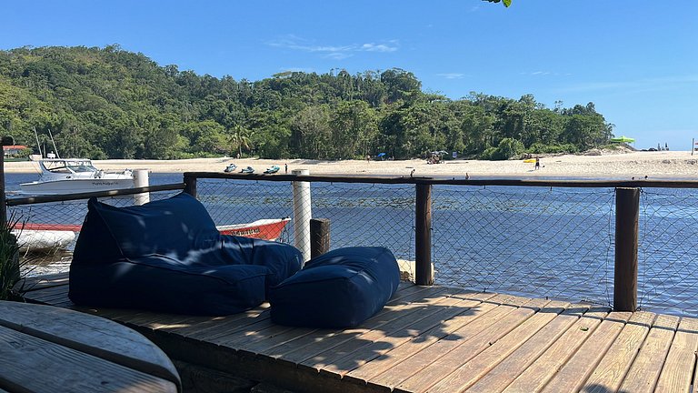 Linda casa rústica a beira do rio una com vista para o mar