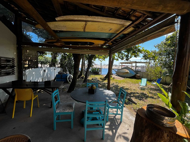 Linda casa rústica a beira do rio una com vista para o mar