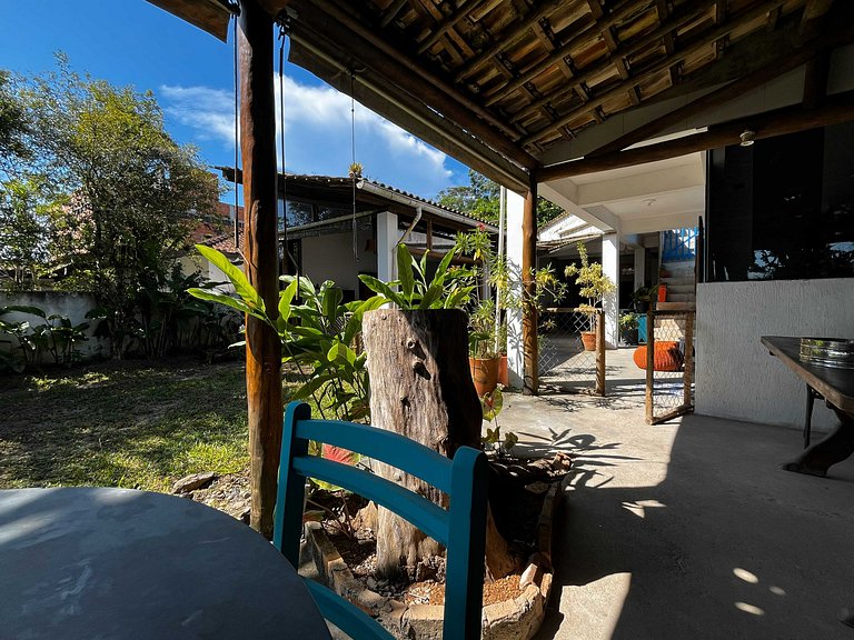 Casa de frente para a praia e com pé no rio Una