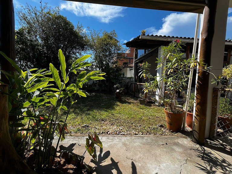 Linda casa rústica a beira do rio una com vista para o mar