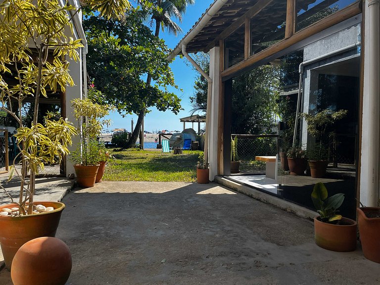 Casa de frente para a praia e com pé no rio Una