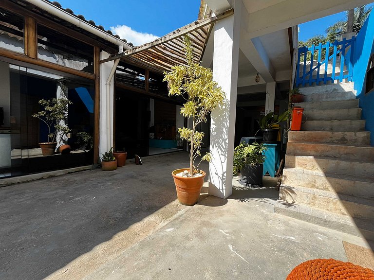 Casa de frente para a praia e com pé no rio Una