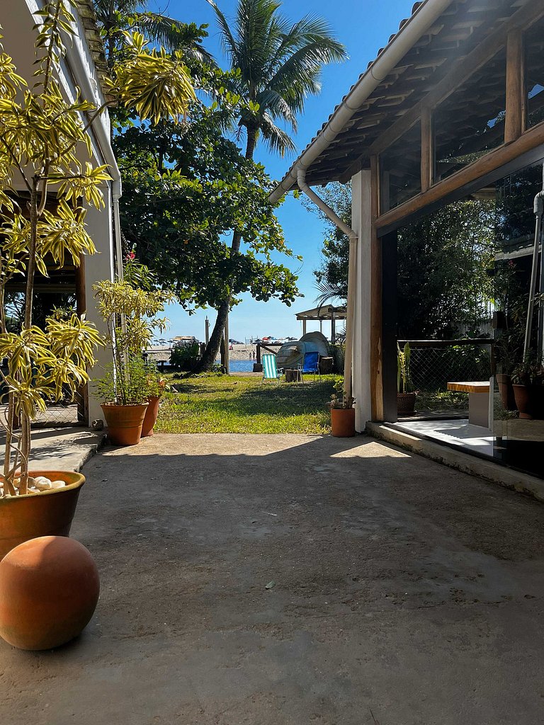 Linda casa rústica a beira do rio una com vista para o mar