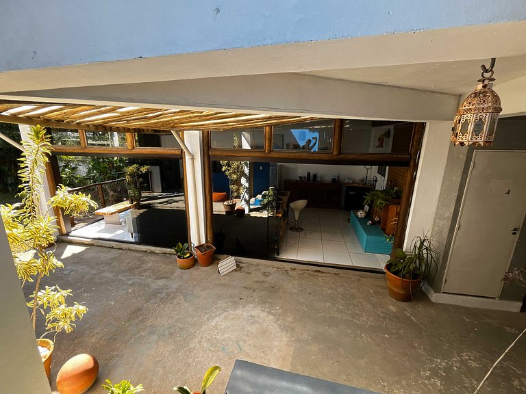 Linda casa rústica a beira do rio una com vista para o mar