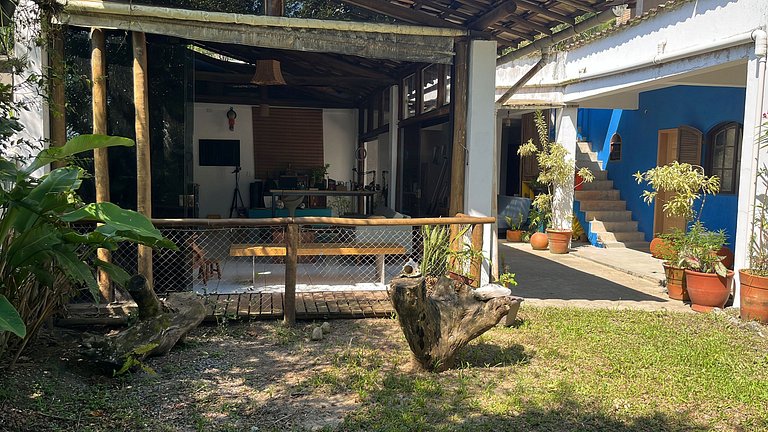 Linda casa rústica a beira do rio una com vista para o mar