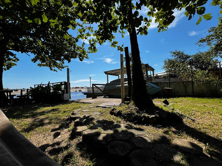 Casa de frente para a praia e com pé no rio Una