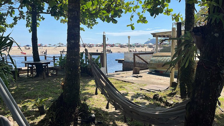 Casa de frente para a praia e com pé no rio Una