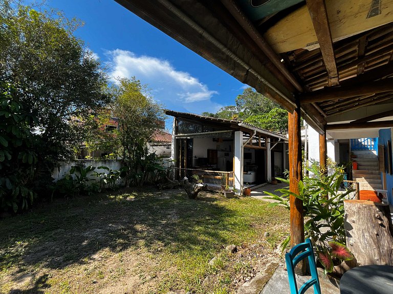 Casa de frente para a praia e com pé no rio Una