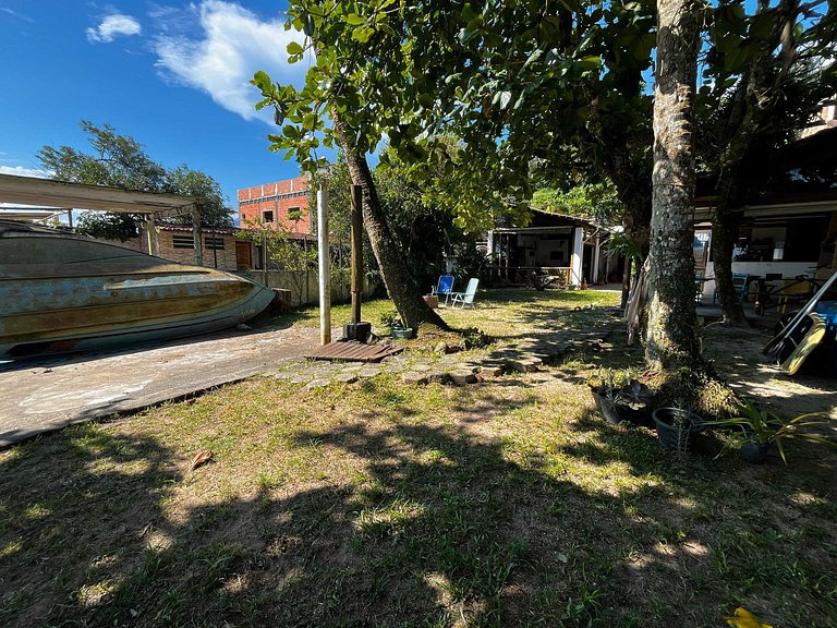 Casa de frente para a praia e com pé no rio Una