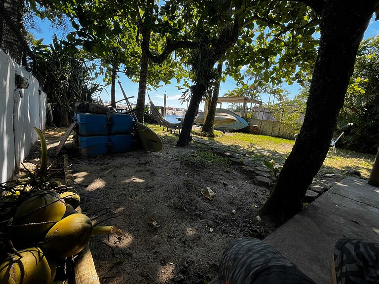 Casa de frente para a praia e com pé no rio Una