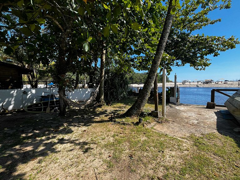 Casa de frente para a praia e com pé no rio Una