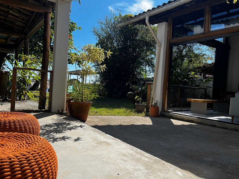 Casa de frente para a praia e com pé no rio Una