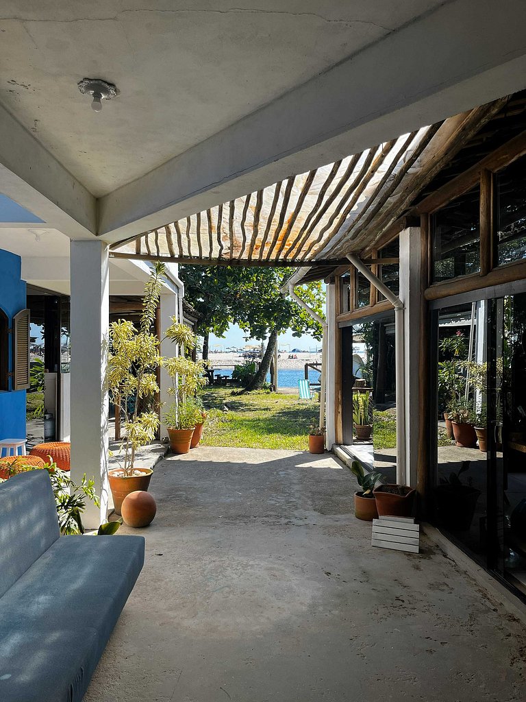 Casa de frente para a praia e com pé no rio Una