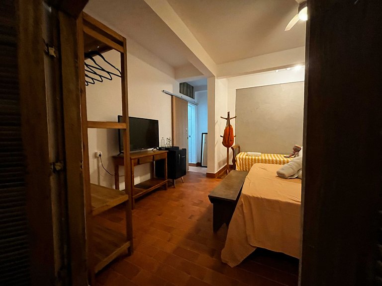 Casa de frente para a praia e com pé no rio Una