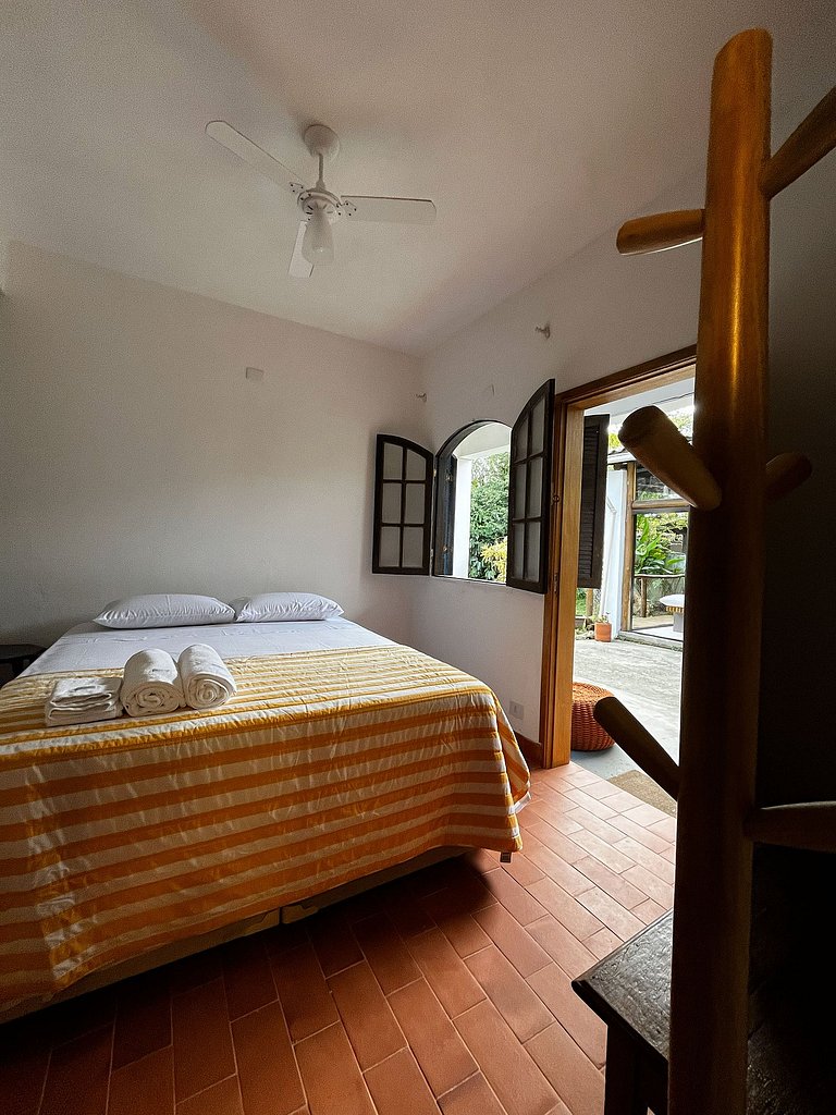 Casa de frente para a praia e com pé no rio Una