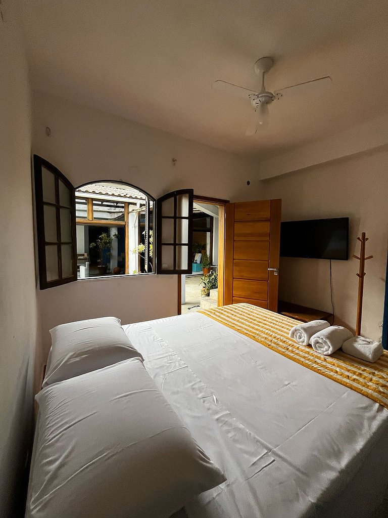 Casa de frente para a praia e com pé no rio Una