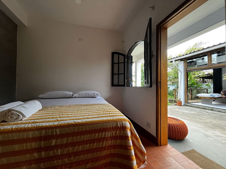 Casa de frente para a praia e com pé no rio Una