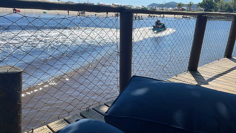 Casa de frente para a praia e com pé no rio Una