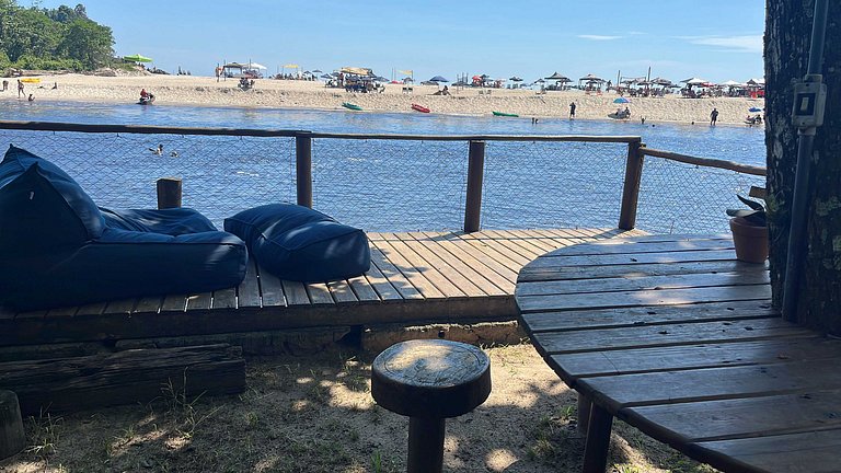 Casa de frente para a praia e com pé no rio Una