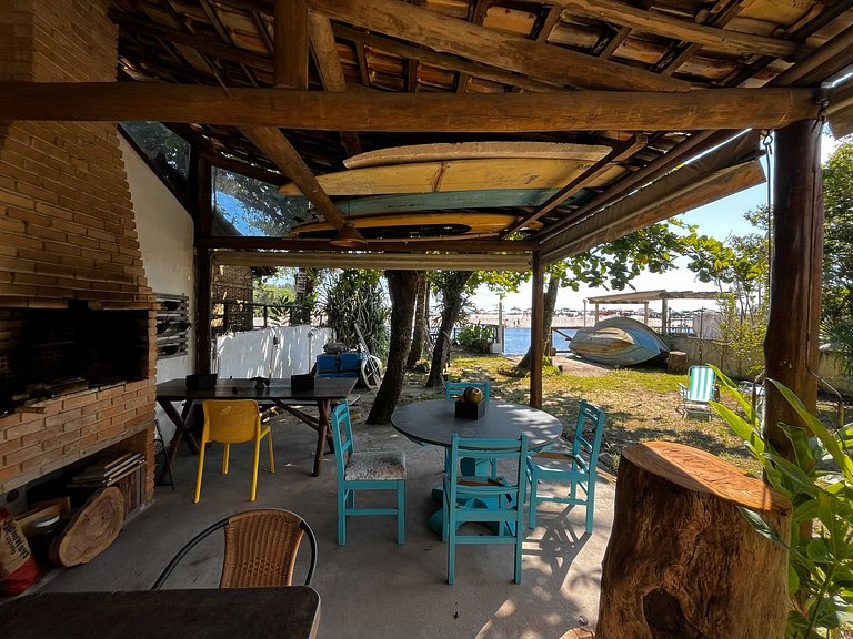 Casa de frente para a praia e com pé no rio Una