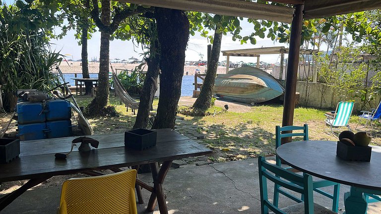 Casa de frente para a praia e com pé no rio Una