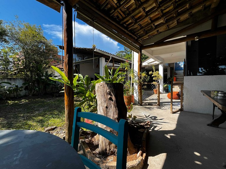 Casa de frente para a praia e com pé no rio Una