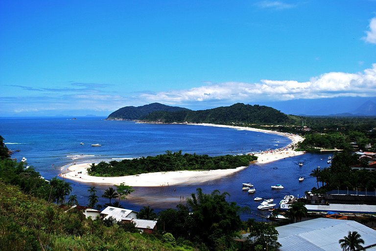 Casa de frente para a praia e com pé no rio Una