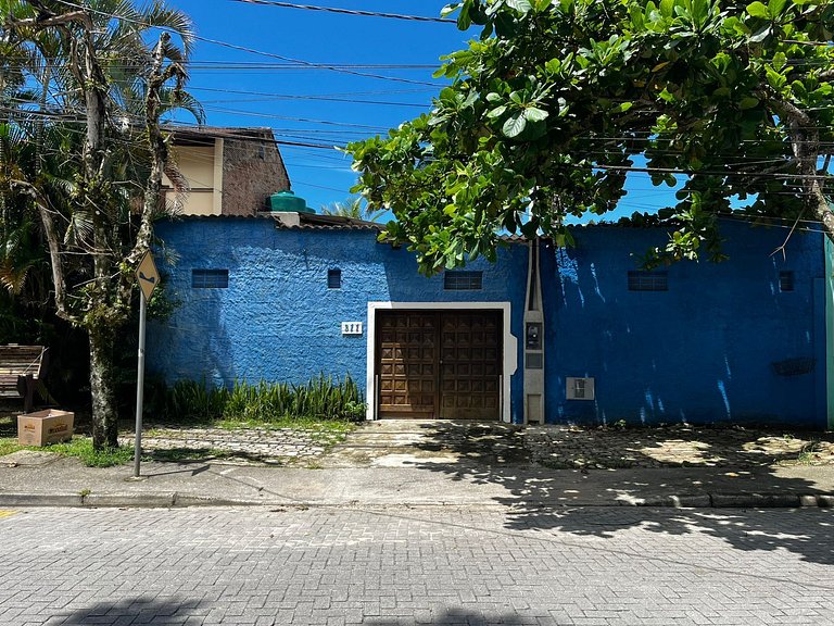 Linda casa rústica a beira do rio una com vista para o mar